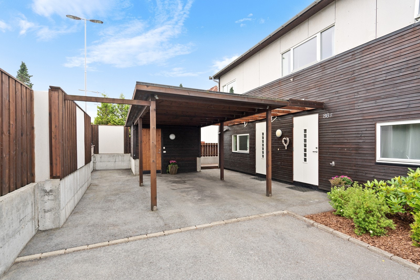 Inngangsparti og carport med bod i bakkant Galleribilde
