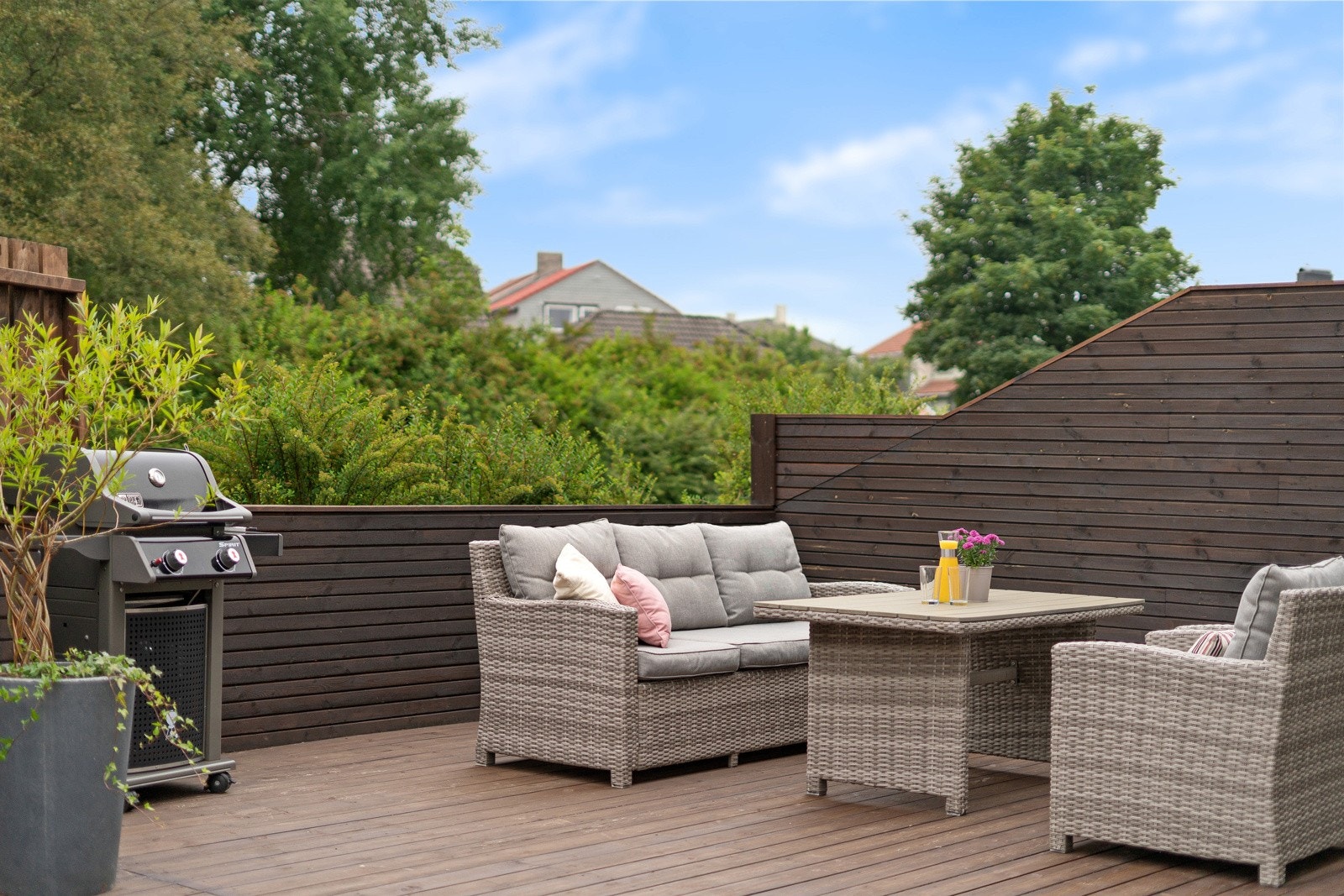 Terrasse har sol fra tidlig formiddag til langt på kveld Galleribilde