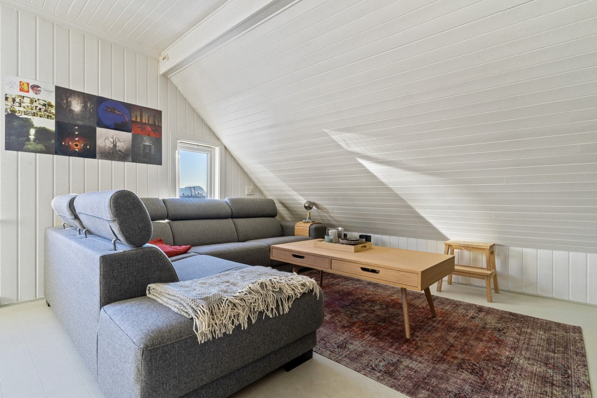 Åpen løsning mellom stue og kjøkken. Her er det plass til både sittegruppe, spisebord og tv. Galleribilde