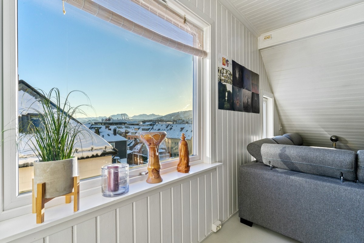 Fra stuen kan den nydelige utsikten nytes. I tillegg til nydelig utsikt gir de store vindusflatene også godt med lysinnslipp i leiligheten. Galleribilde