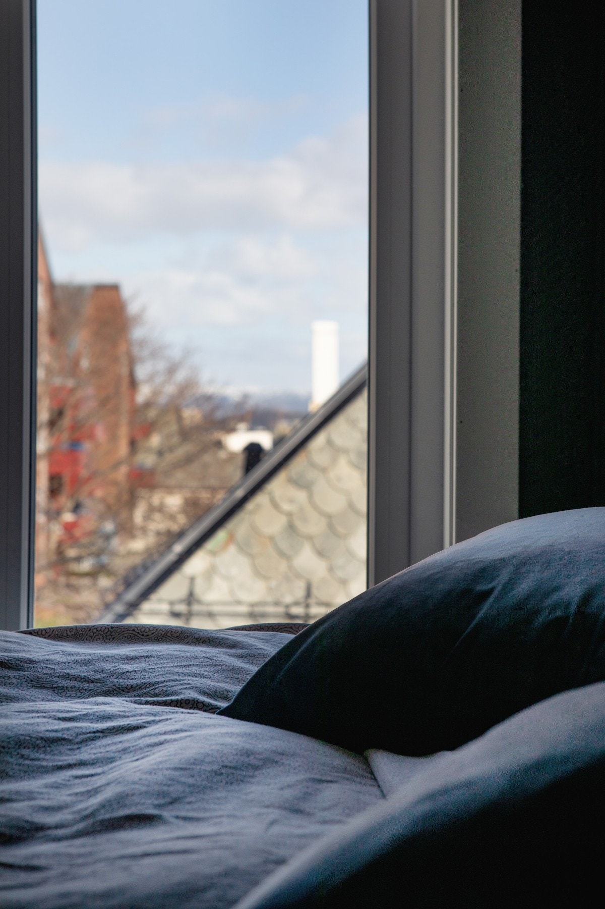 Fra øst får du de første solstrålene inn gjennom vinduet på morningen og slipper den oppvarmede solen som steker opp rommet. Galleribilde