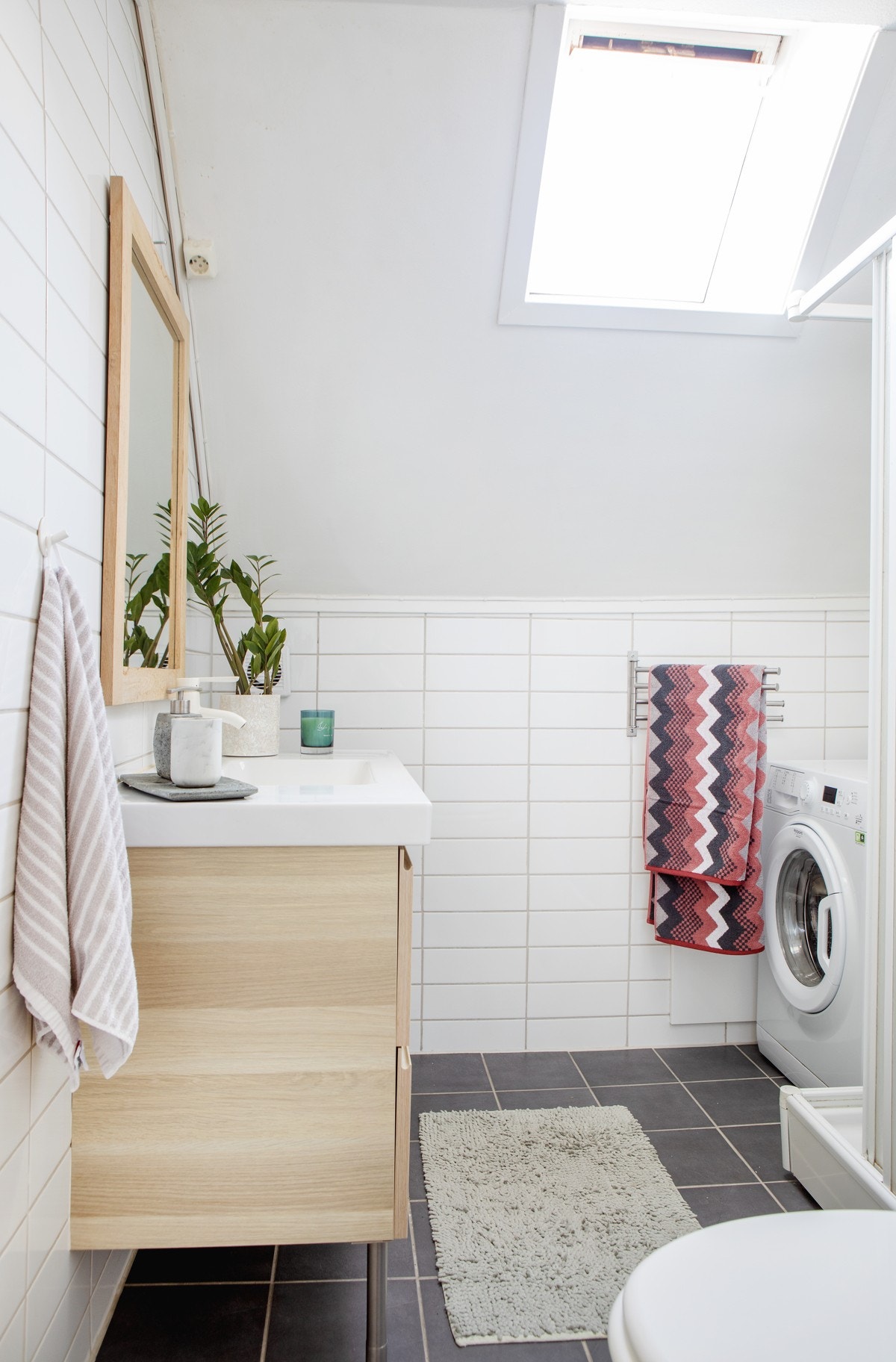 Badet er flislagt og har varmekabler i gulvet. Det er montert opplegg for vaskemaskin og tørketrommel og dusjkabinett er også på plass. Galleribilde