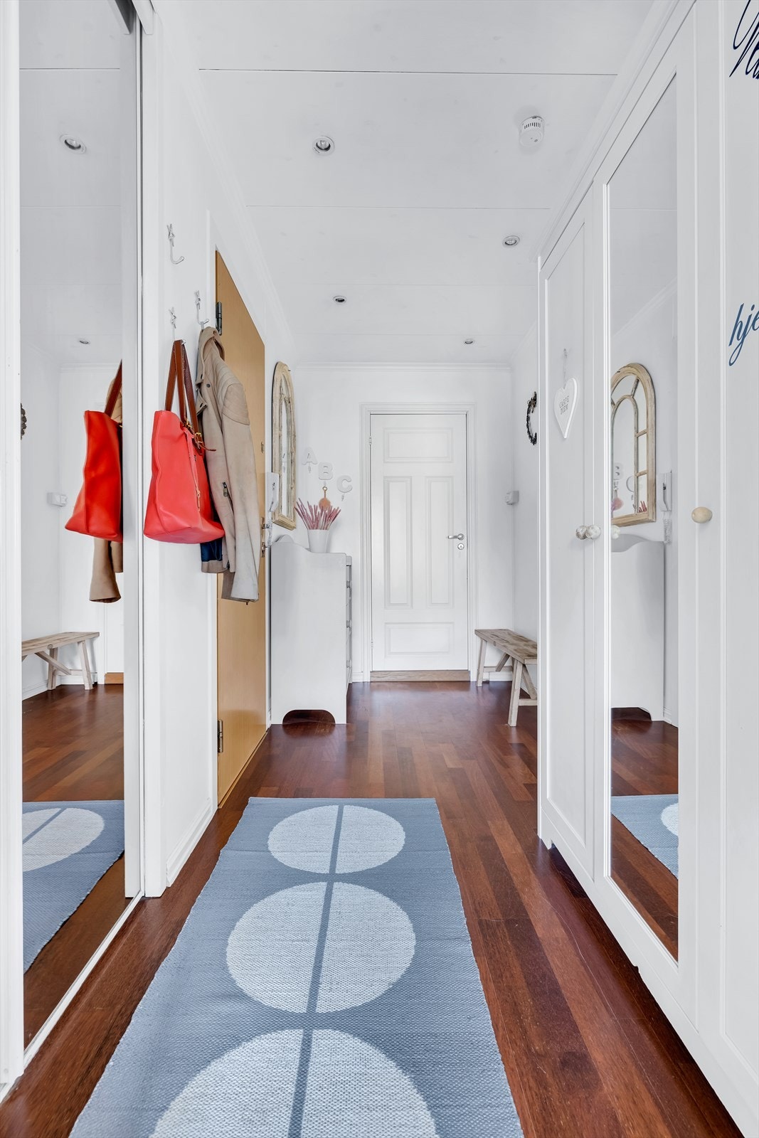 Lys entré med downlights og god plass til oppbevaring i skyvedørsgarderobe. Galleribilde