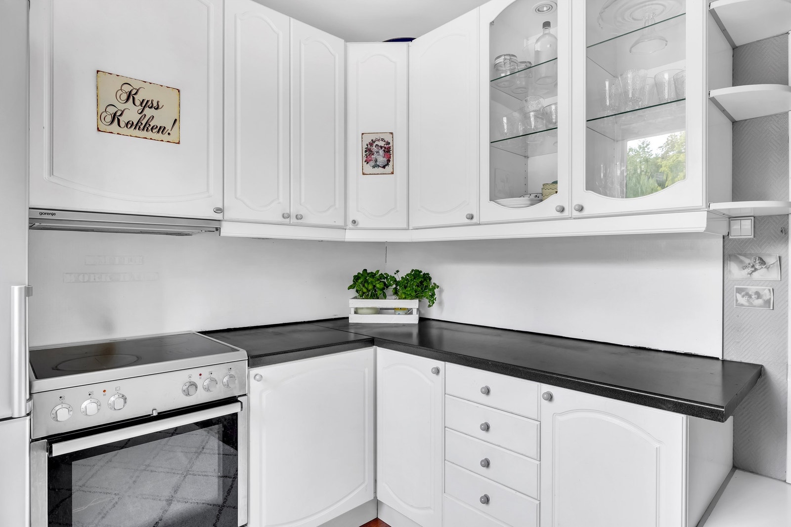 Profilerte fronter og laminert benkeplate. Galleribilde