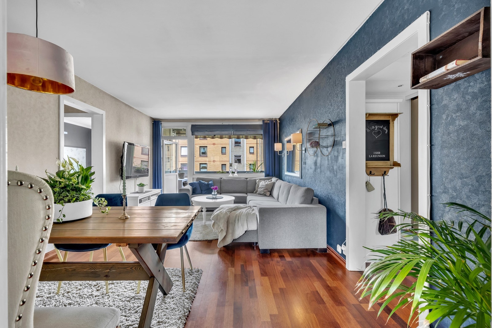 Store vindusflater gir godt med naturlig lys. Galleribilde