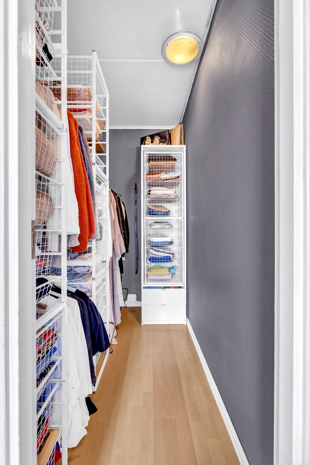 Romslig og praktisk walk-in closet med belysning. Galleribilde