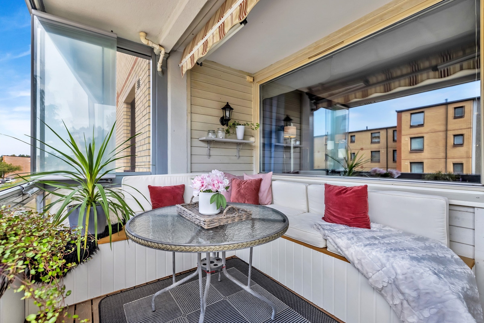 Smarte, plassbygde utemøbler, markise, stikk og utebelysning. Galleribilde