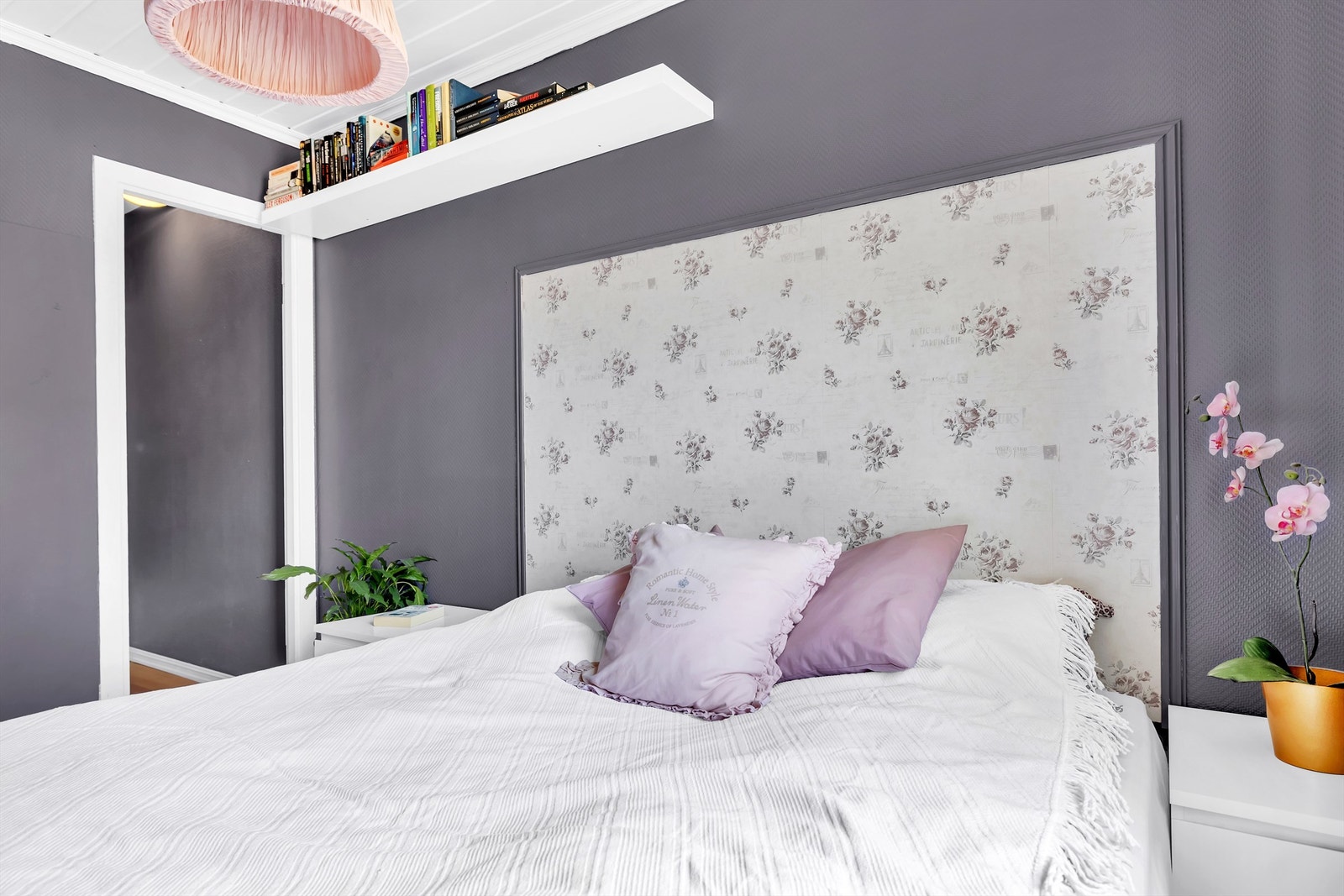 Dette soverommet har adkomst til walk-in closet. Galleribilde