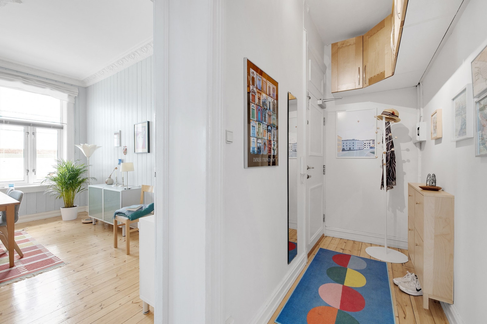 Lys og innbydende entré med oppbevaringsløsninger for sko, yttertøy og øvrig bekledning. Galleribilde