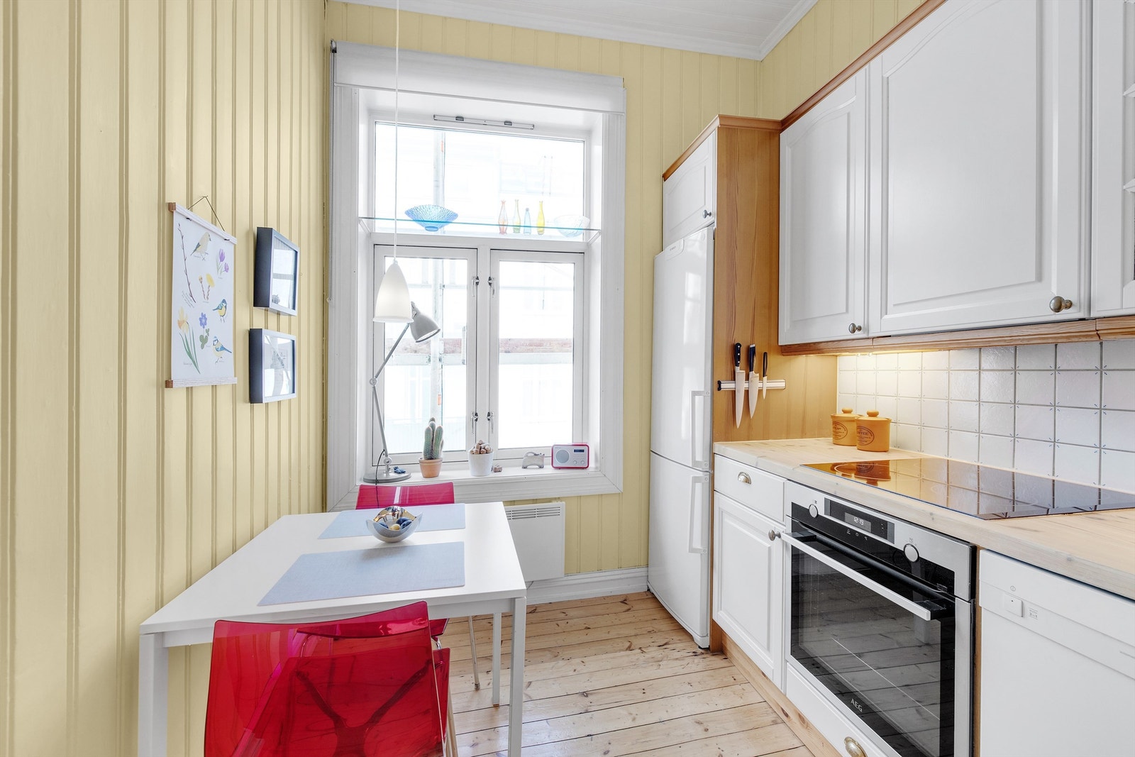 Kjøkkenet har hvitevarer bestående av kombi kjøl/fryseskap oppvaskmaskin, integrert stekeovn (2018) og induksjonstopp (2009). Alle hvitevarer medfølger. Galleribilde