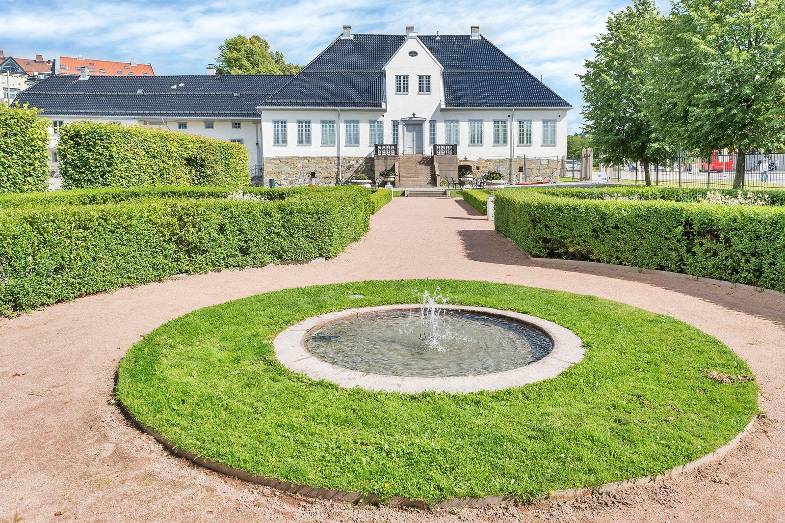 Oslo Ladegård har uteservering om sommeren med utsikt mot Barcode. Galleribilde