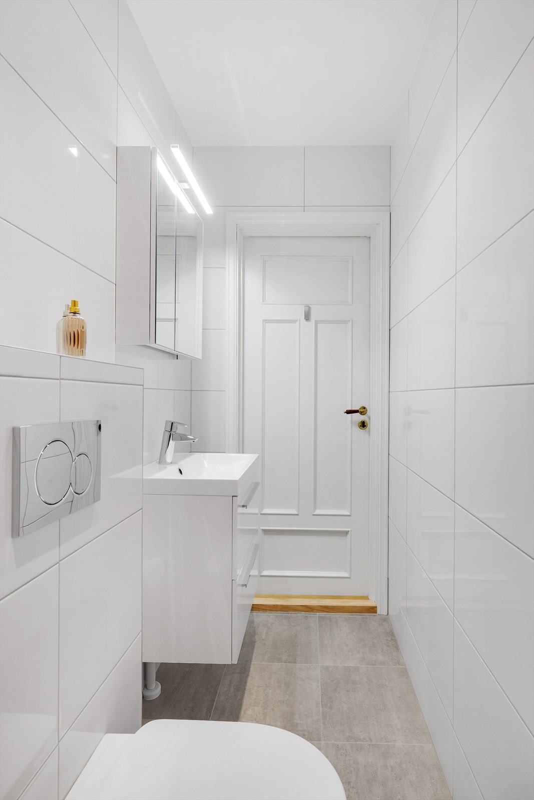 Baderommet fremstår meget delikat med moderne fliser på gulv og vegger. Galleribilde