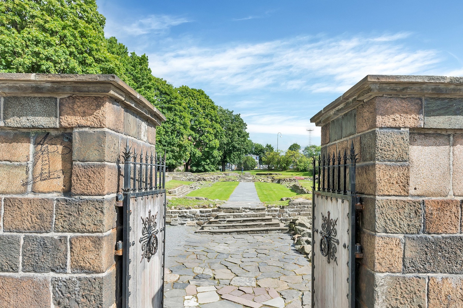 Område byr på et rikt utvalg av parker som Klosterenga Park, Middelalderparken, Botsparken og Clemenskirkens ruiner. Galleribilde
