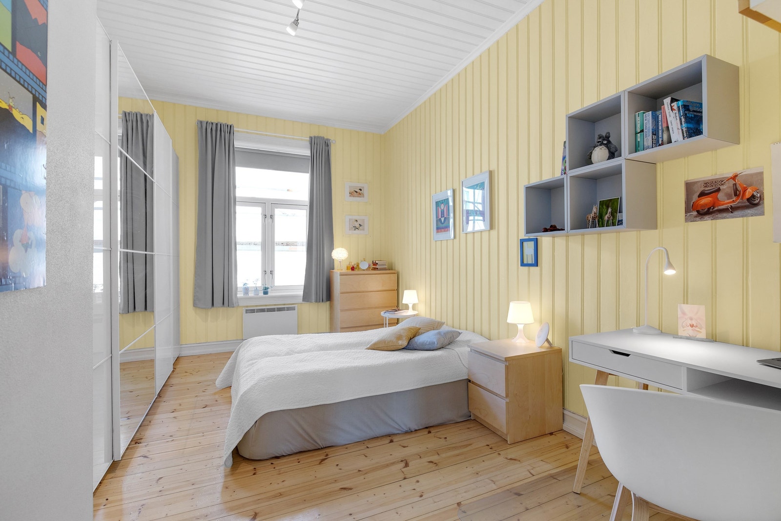 Leiligheten har et meget romslig soverom med god plass til dobbeltseng og tilhørende nattbord på hver side. Galleribilde