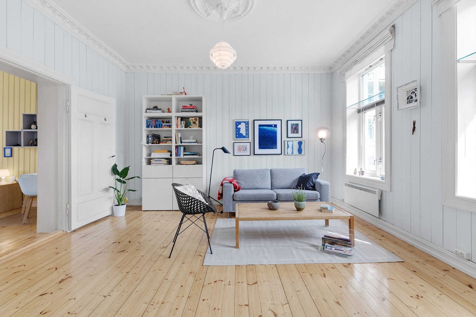 Leiligheten har to store stuer med original rosett og stukkatur i himling. Galleribilde