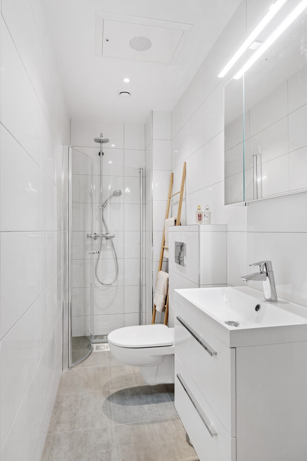 Baderommet har varmekabler i gulv og dimbare downlights i himling. Felles vaskerom i kjeller med en plass til hver leilighet. Galleribilde