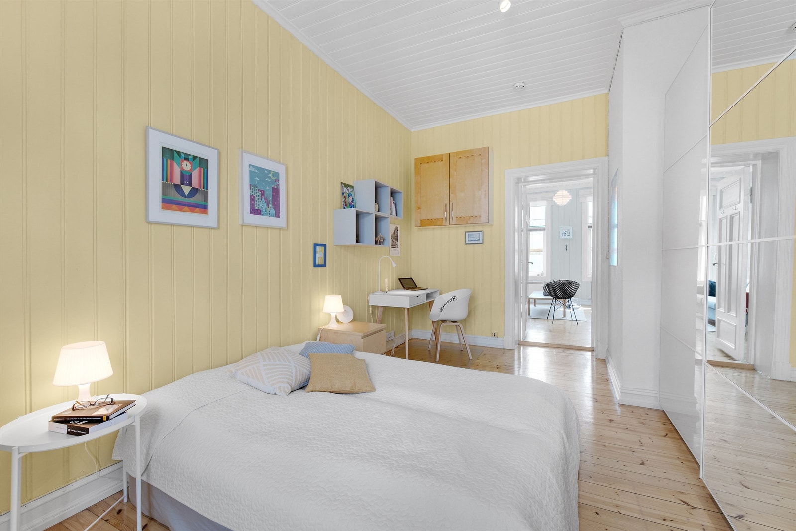 Rikelig med oppbevaringsplass i praktisk skyvedørsgarderobe. Galleribilde