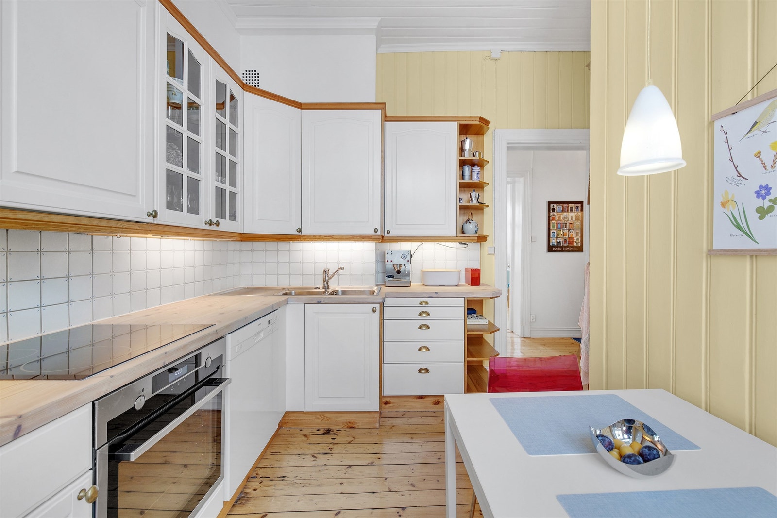 Kjøkkenet byr på rikelig med oppbevaringsplass i over- og underskap samt gode arbeidsflater for matlaging. Galleribilde