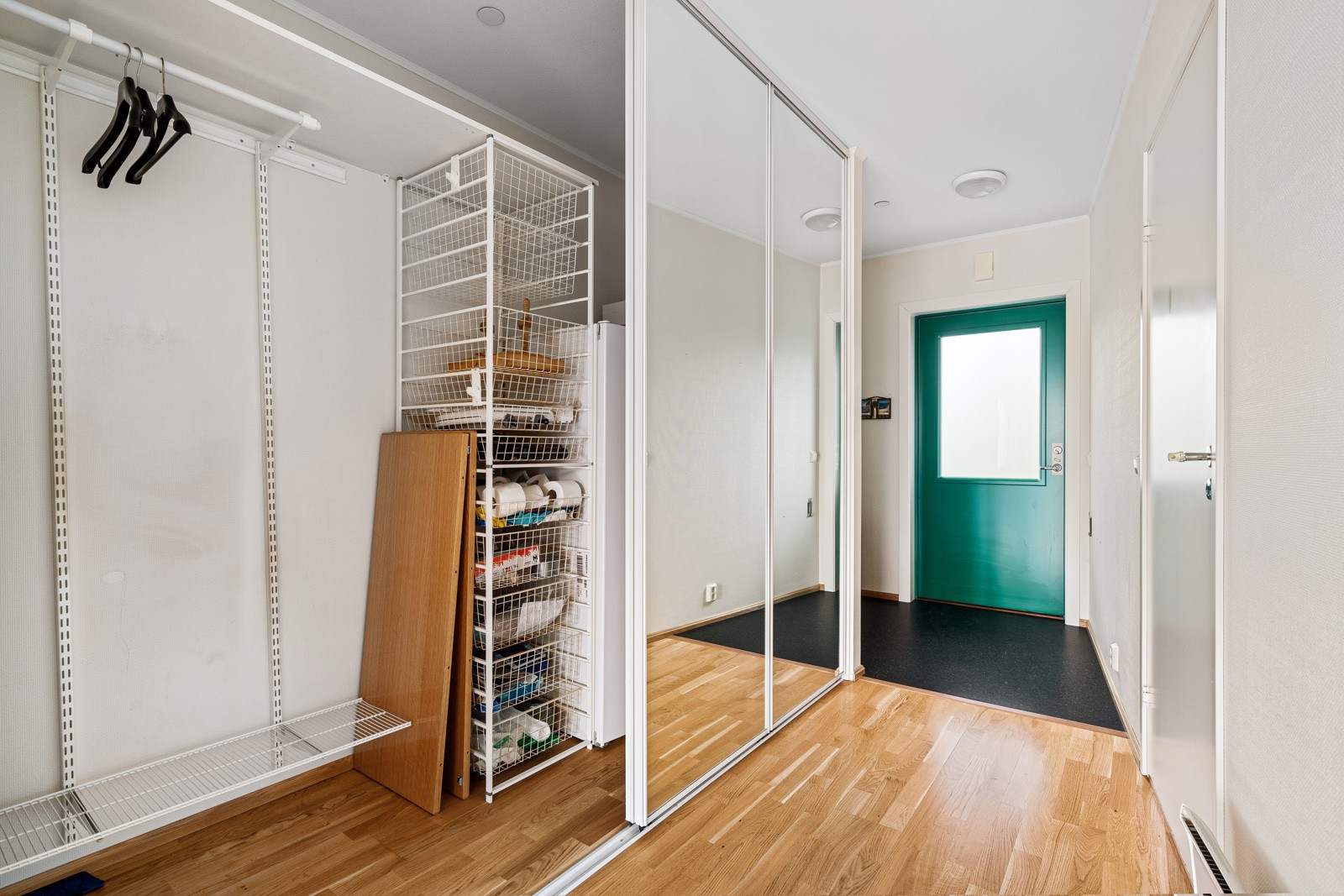 Rikelig med lagrinsplass i skyvedørsgarderobe i gang