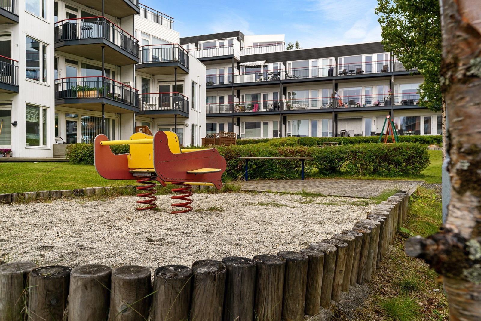 Kort vei fra boligen finner man lekeplass, busstopp, treningssenter og dagligvare