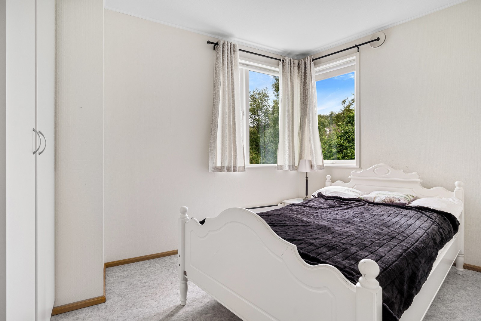 Soverom 1 med god plass til dobbelseng og god oppbevaringsplass i klesskap