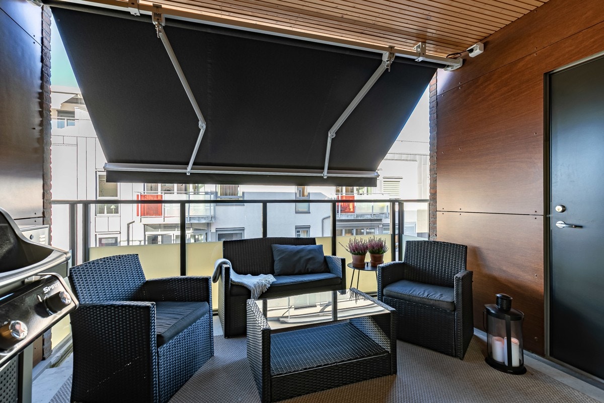 Ønsker du skygge eller le kan du trekke ut en elektrisk markise. Galleribilde