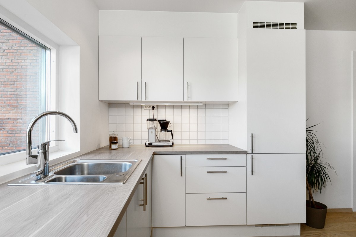 Videre er kjøkkenet utstyrt med integrerte hvitevarer som koketopp, stekeovn, oppvaskmaskin, kjøl/frys og ventilator; alt man trenger for å tilberede et godt måltid. Galleribilde