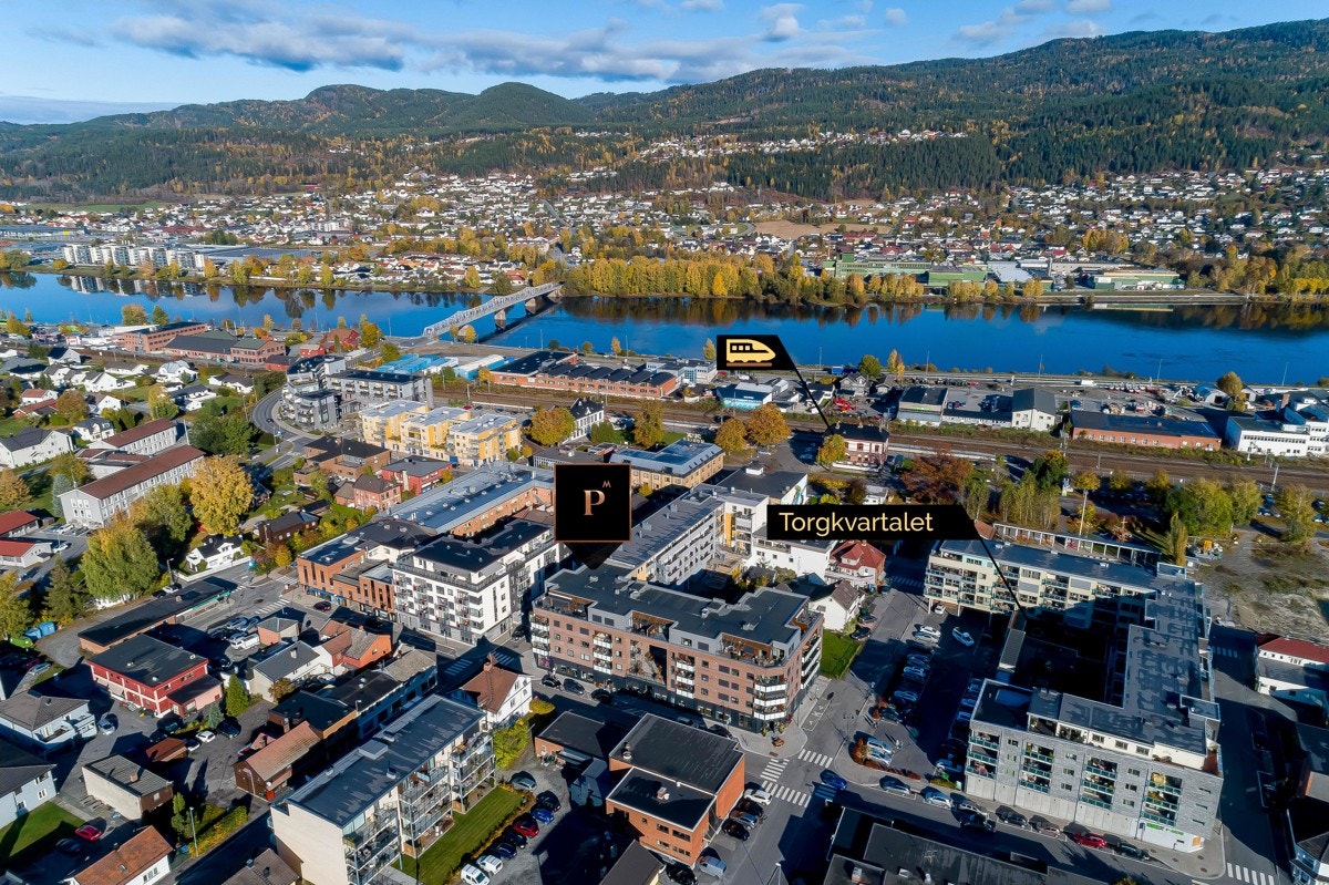 Eiendommen ligger sentralt og attraktivt til i Mjøndalen sentrum i Drammen kommune. Galleribilde