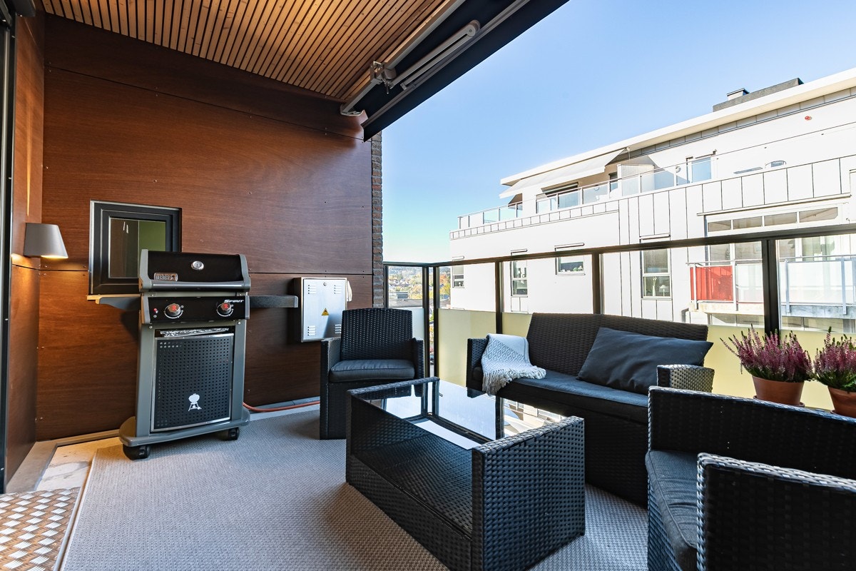 Leiligheten har en romslig, lun og overbygd veranda. På verandaen er det gassuttak til grill, og god plass til sittegruppe. Galleribilde