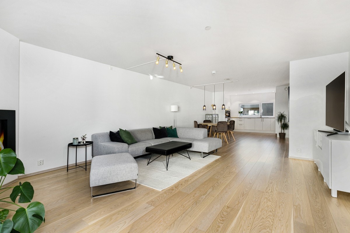 Stuen og kjøkkenet ligger i åpen løsning. Stuen har et flott parkettgulv som skaper en flott helhet. Galleribilde