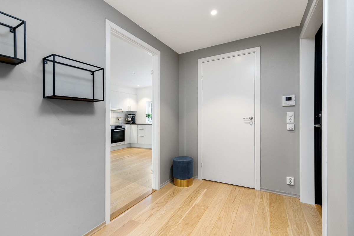 Entreen har enstavs parkettgulv med vannbåren gulvvarme under. Rommet har slette, gråmalte vegger og hvitmalt himling med downlights. Galleribilde