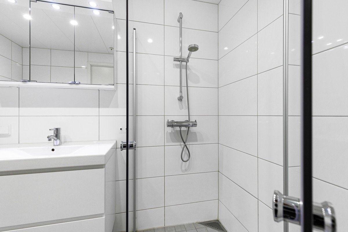 Dusjhjørne har rette, innfellbare glassdører. Galleribilde
