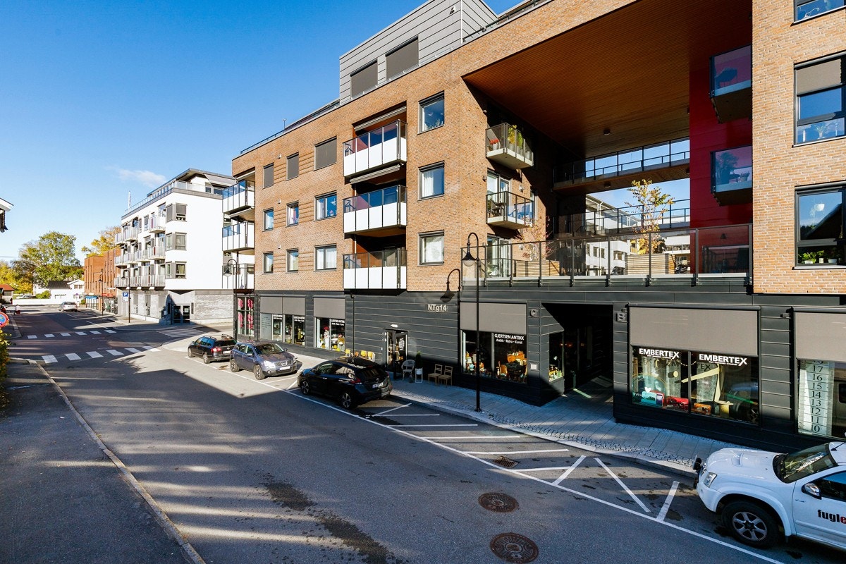 Eiendommen ligger sentralt til i Mjøndalen sentrum . Galleribilde