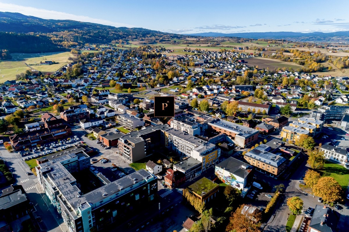 Ved å benytte bil tar det ca. 4 min til Orkidehøgda, ca. 12 min til Drammen sentrum, ca. 30 min til Kongsberg og ca. 45 min til Oslo S. Galleribilde