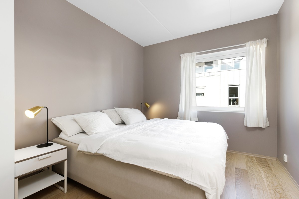 Hovedsoverommet er malt med lun og innbydende farge. Galleribilde