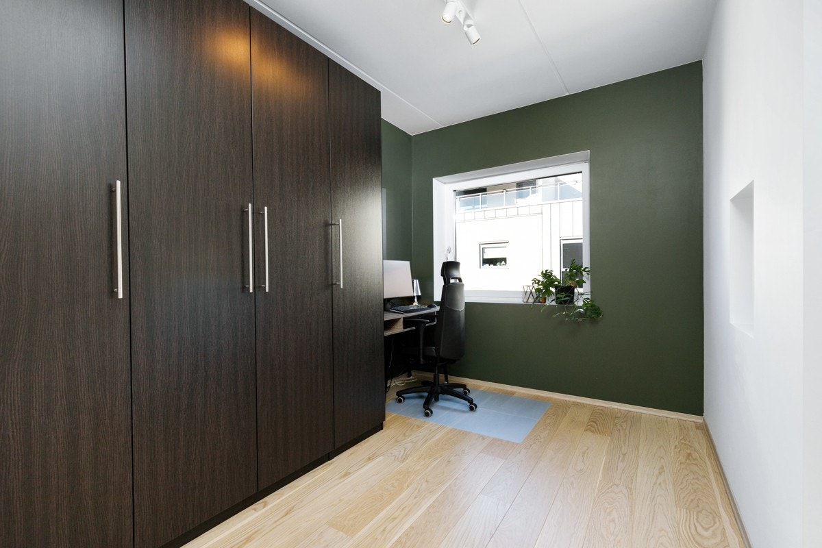 Det andre soverommet er malt i en mørk grønnfarge og er i dag innredet som kontor. Galleribilde