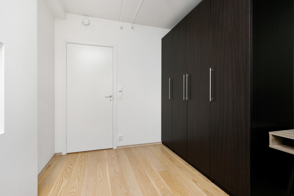 Med takhøye garderobeskap har du rikelig av plass til oppbevaring. Galleribilde