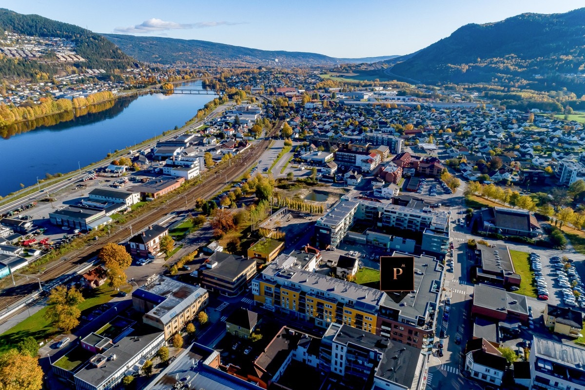 Butikker og servicetilbud ligger i umiddelbar nærhet, og det er kort gangavstand til både buss, tog, skole og idrettsanlegg. Galleribilde