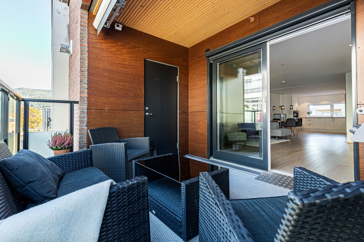 Med egen utebod på verandaen er det enkelt å rydde unna puter og pledd med mer. Galleribilde