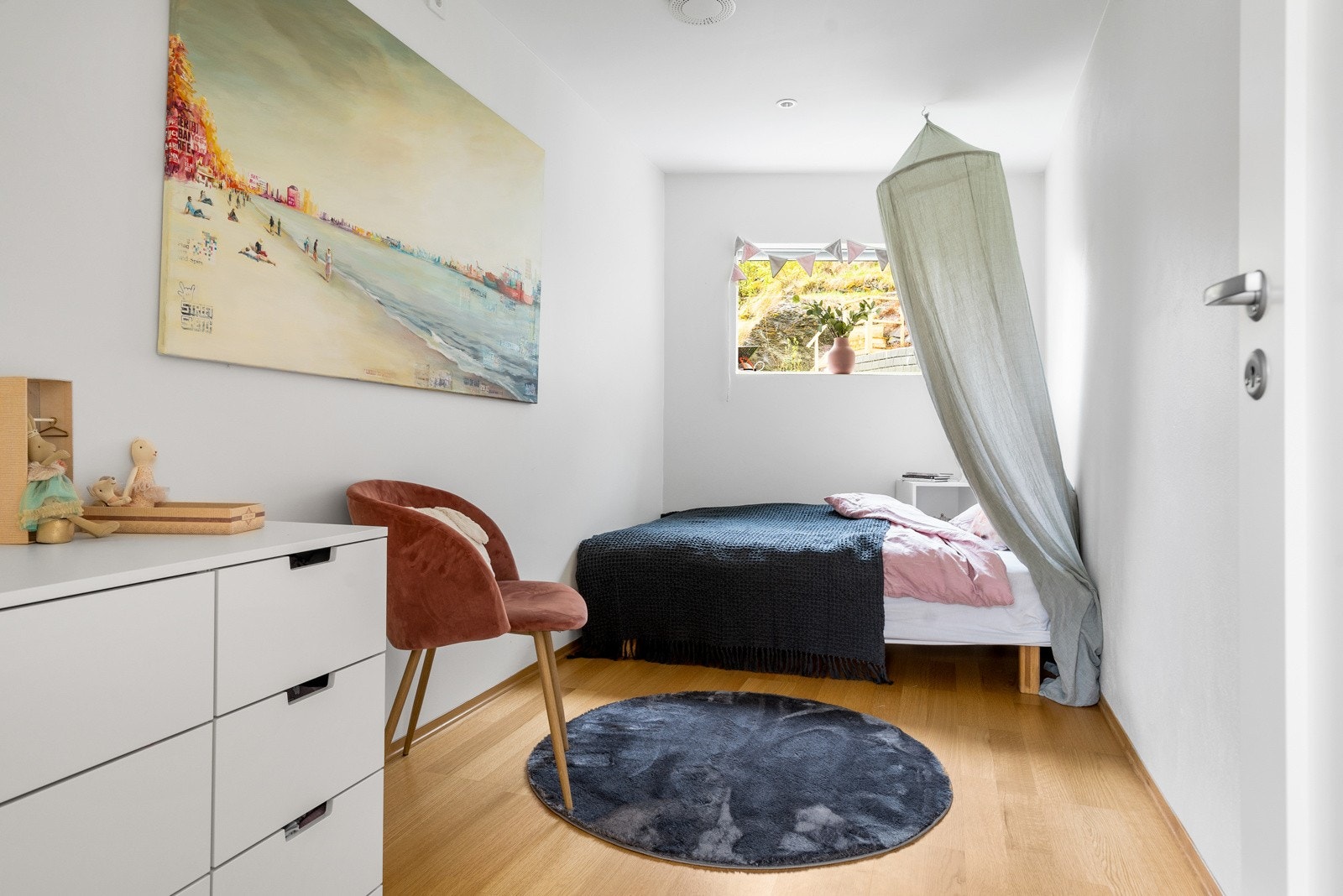 Alle soverommene er malt i lyse farger og har parkett på gulv. Galleribilde