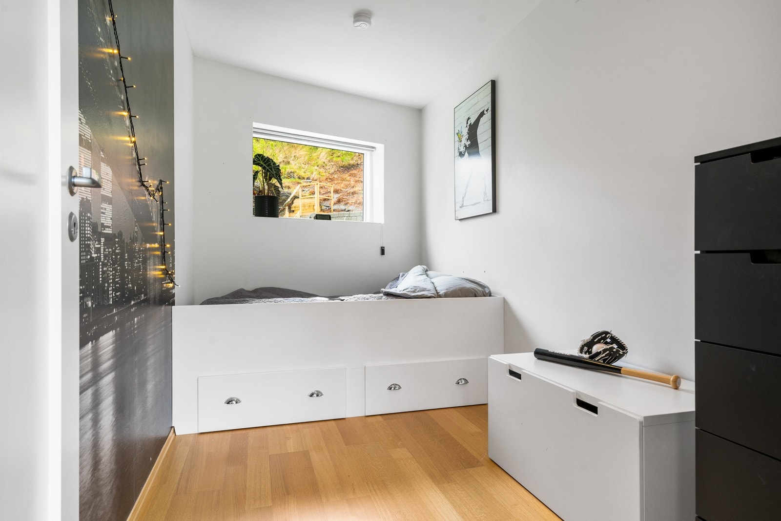 Pent soverom med plassbygd seng og god plass. Galleribilde