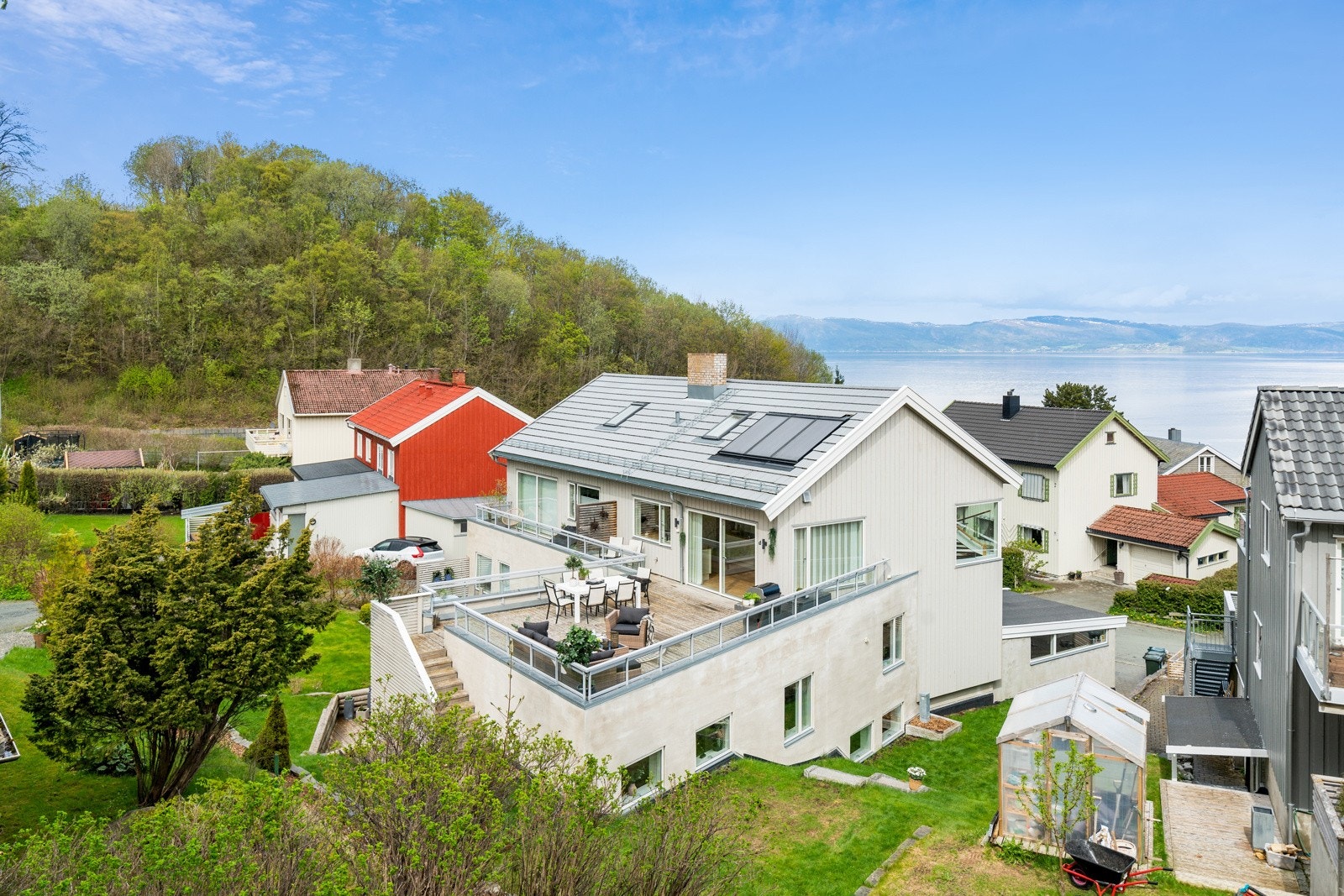 Fra boligen er det nydelig utsikt over fjorden. Galleribilde
