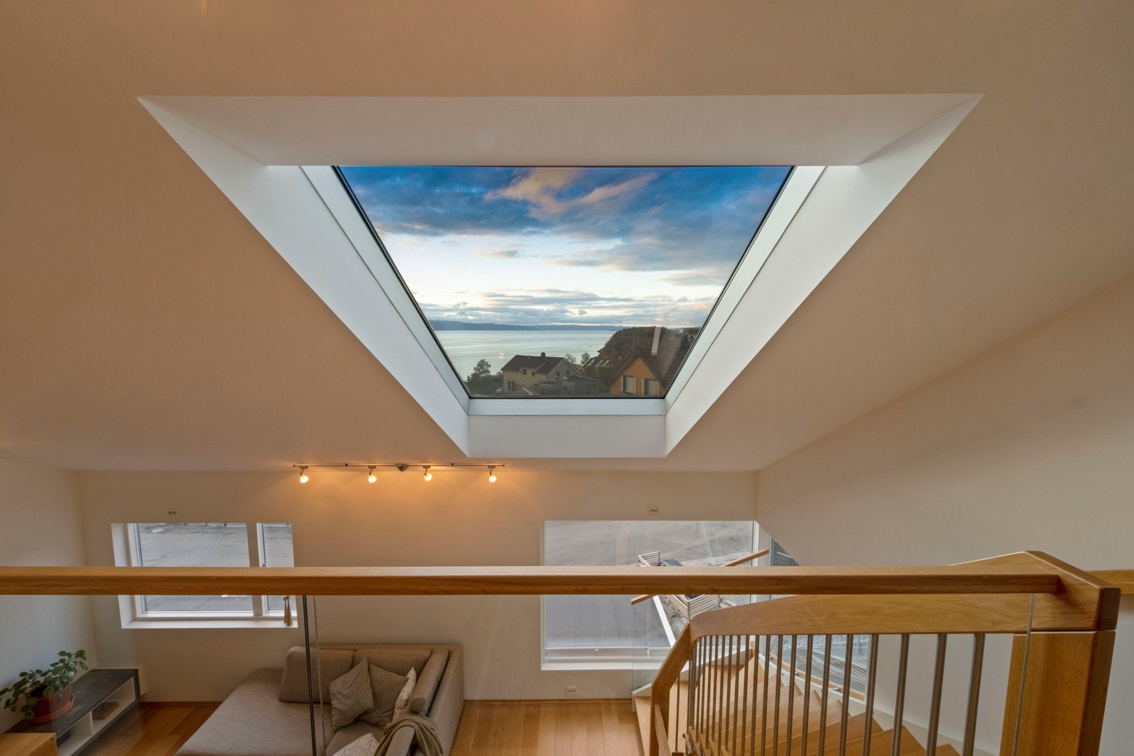 Flott utsikt over fjorden fra loftstuen. Galleribilde