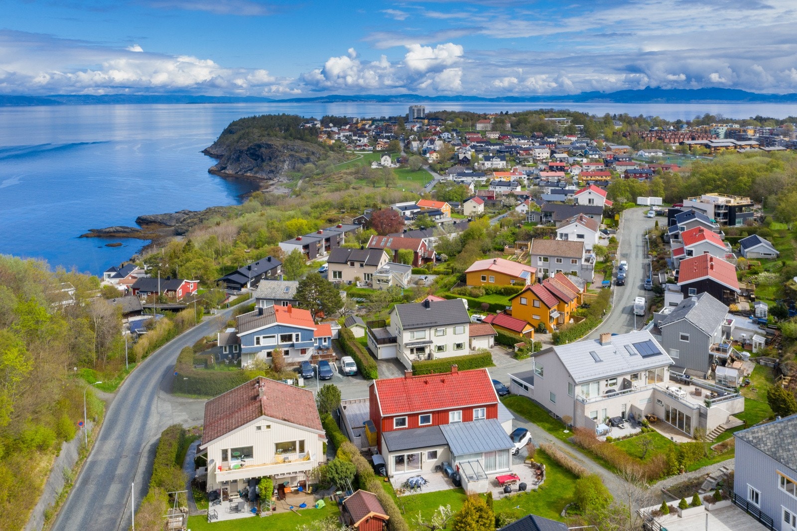 Her nyter man fjordutsikt, sol hele dagen og nærheten til skoler, barnehager, turstier, butikksenter og idrettsanlegg. Galleribilde