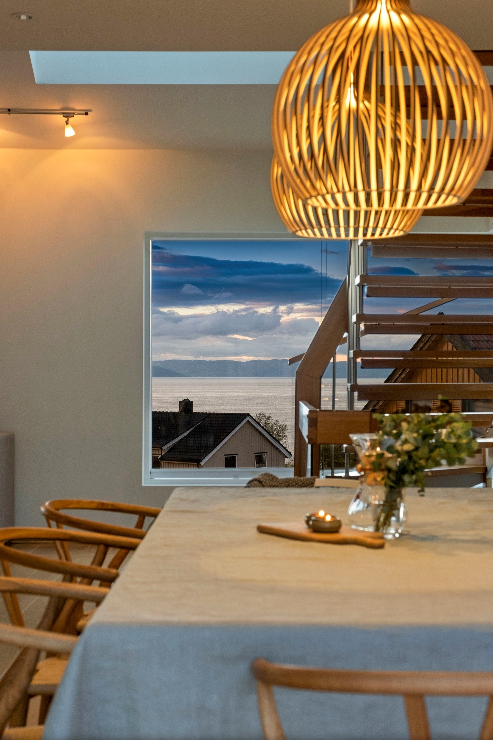 Fra stuen nyter man godt av flere store vindusflater som gir idyllisk utsikt over fjorden. Galleribilde