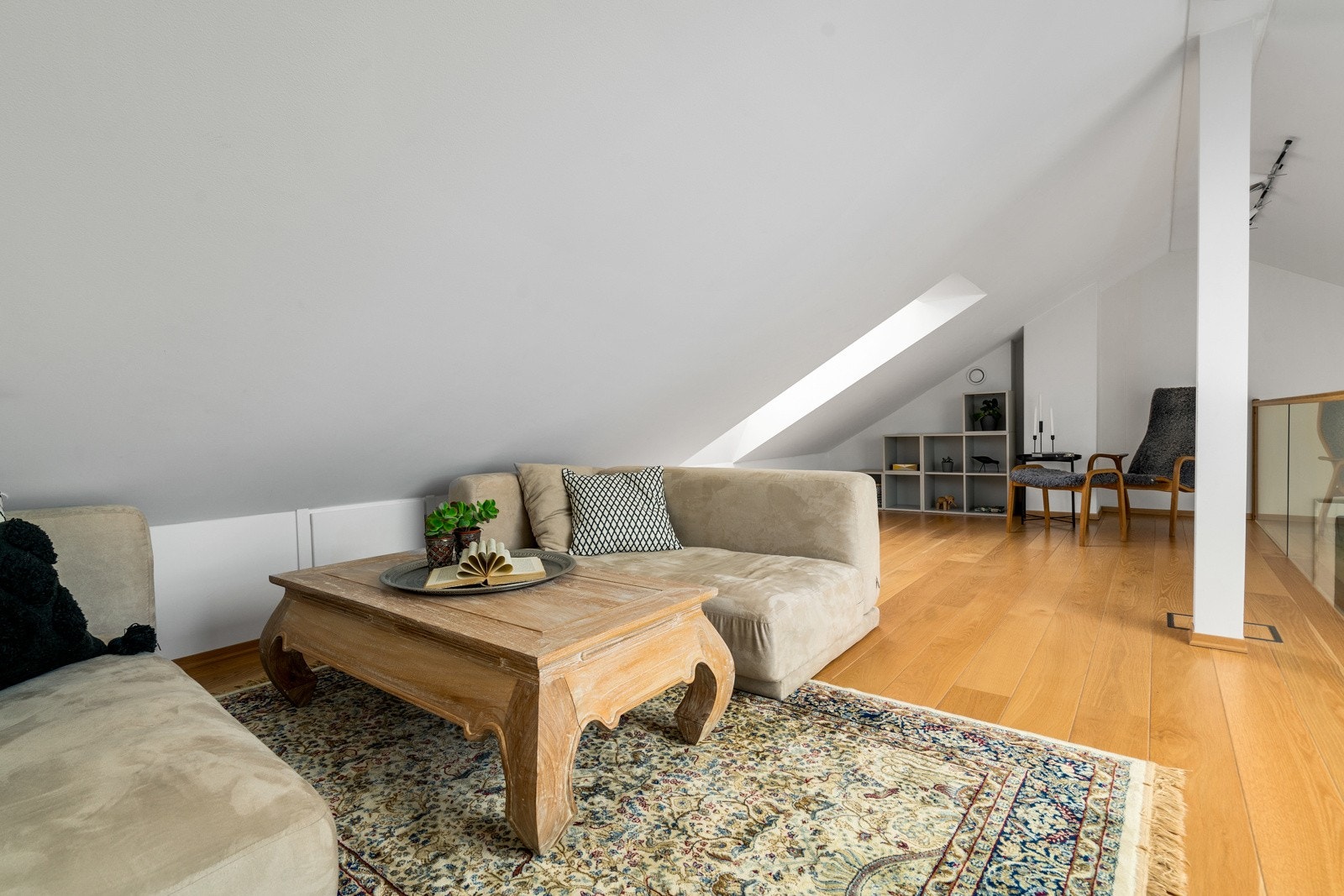 Fra stuen er det trappeløp opp til en herlig loftstuen. Galleribilde