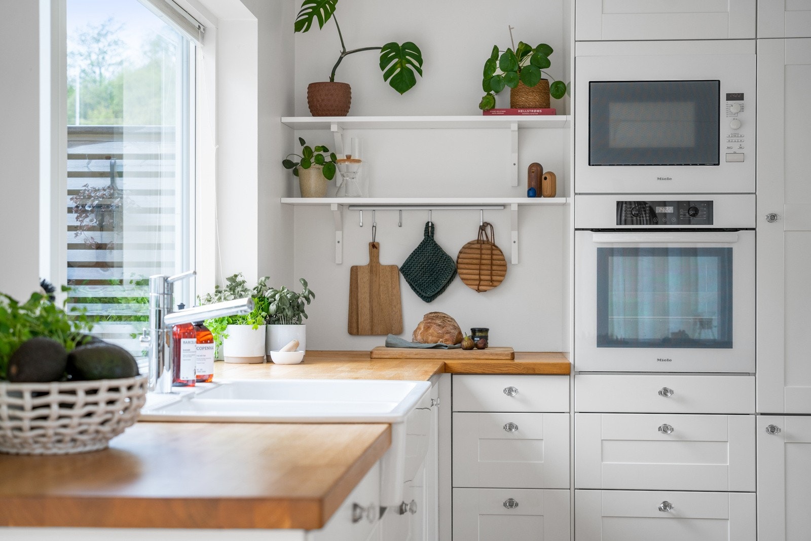 Her er det integrerte hvitevarer som stekeovn, mikrobølgeovn, platetopp, kjøl/frys og oppvaskmaskin fra Miele. Galleribilde