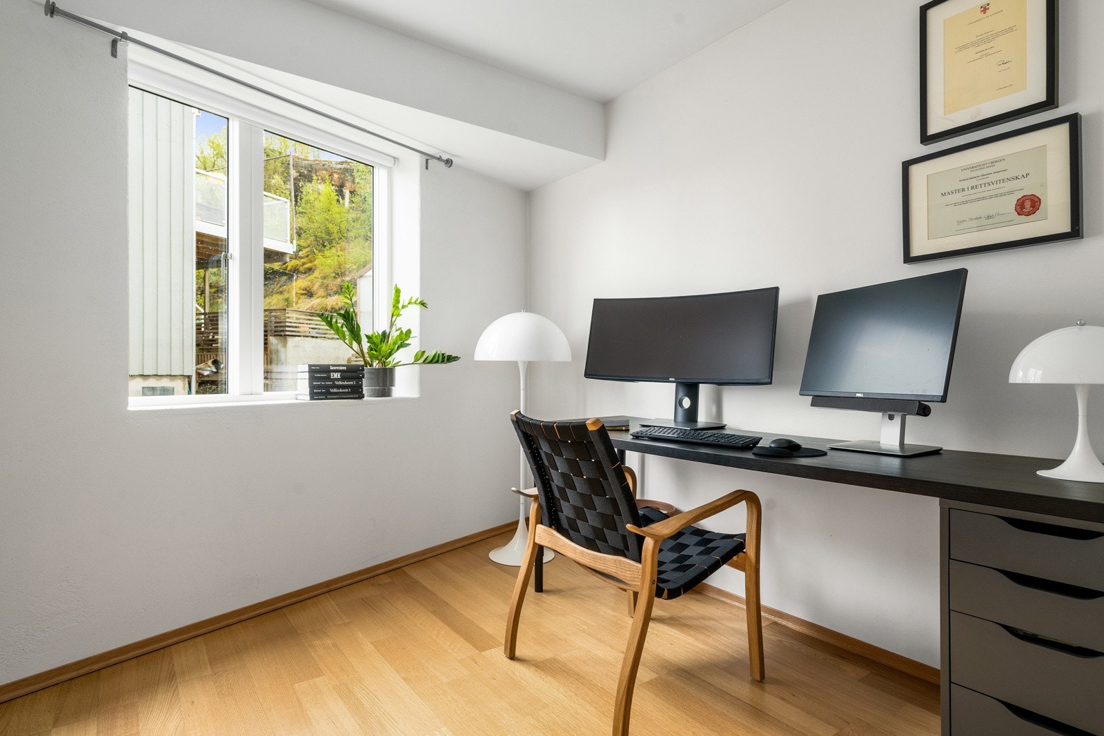 Lyst og trivelig soverom som i dag benyttes som kontor. Galleribilde