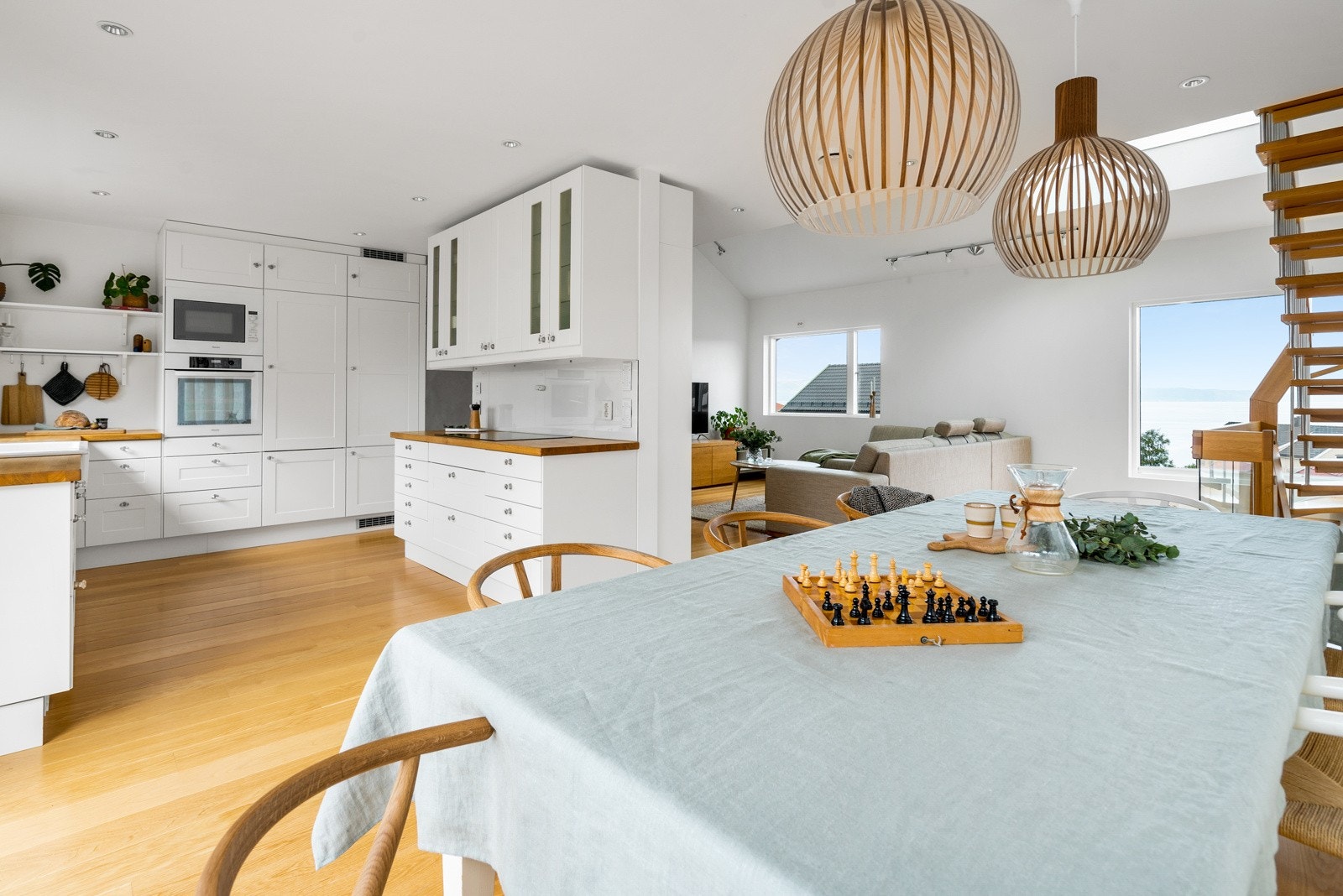 Kjøkkenet ligger i en tilbaketrukket del av rommet, og har en tidløs og lekker innredning med lyse fronter. Galleribilde