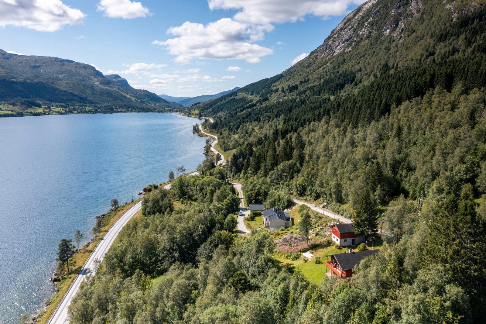 Dette er en bolig med mange gode kvaliteter samt et uforløst potensial. Velkommen til en hyggelig visning! Galleribilde